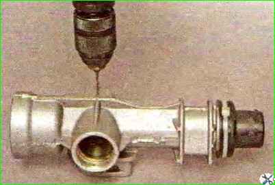 Zerlegen und Zusammenbau des Lenkmechanismus eines Autos