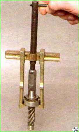 Zerlegen und Zusammenbau des Lenkmechanismus eines Autos