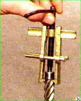 Zerlegen und Zusammenbau des Lenkmechanismus eines Autos