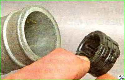 Demontage und Montage des Lenkmechanismus eines Autos