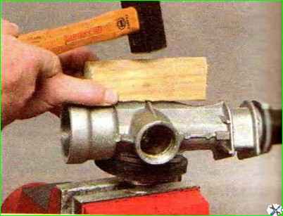 Zerlegen und Zusammenbau des Lenkmechanismus eines Autos