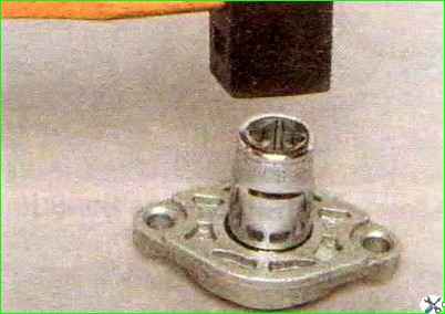 Zerlegen und Zusammenbau des Lenkmechanismus eines Autos