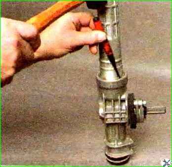 Zerlegen und Zusammenbau des Lenkmechanismus eines Autos