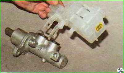 Замена главного цилиндра тормозов