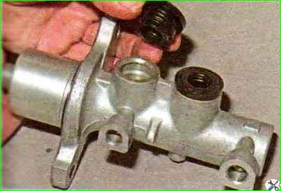 Замена главного цилиндра тормозов