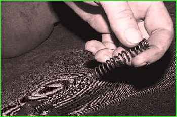 Ersetzen der Klinkenstangenfeder des Feststellbremshebels