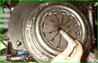 Замена кожуха и ведомого диска сцепления