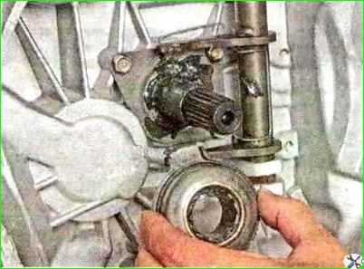 Снятие механизма привода выключения сцепления