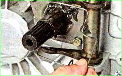 Снятие механизма привода выключения сцепления