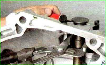 Снятие механизма привода выключения сцепления