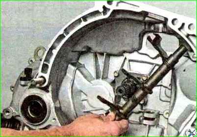 Снятие механизма привода выключения сцепления