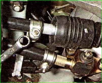 Снятие и разборка привода управления коробкой передач