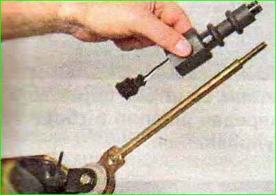 Снятие и разборка привода управления коробкой передач