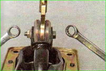 Снятие и разборка привода управления коробкой передач