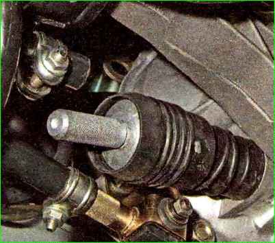 Снятие и разборка привода управления коробкой передач