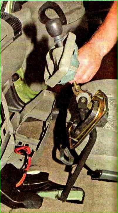 Снятие и разборка привода управления коробкой передач