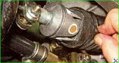 Replacing the cover of the gear switch rod hinge and rod seal