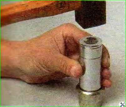 Replacing the cover of the gear switch rod hinge and rod seal