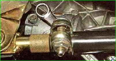 Replacing the cover of the gear switch rod hinge and rod seal