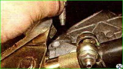 Replacing the cover of the gear switch rod hinge and rod seal