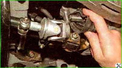 Replacing the cover of the gear switch rod hinge and rod seal