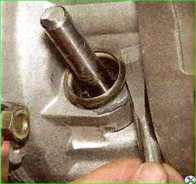 Replacing the cover of the gear switch rod hinge and rod seal