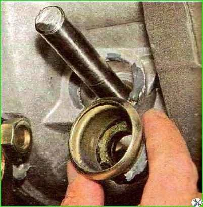 Replacing the cover of the gear switch rod hinge and rod seal