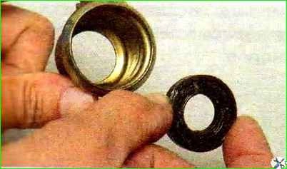 Replacing the cover of the gear switch rod hinge and the rod seal