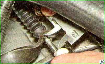 Замена троса привода сцепления