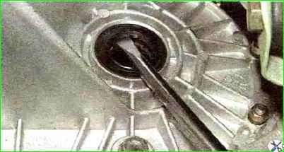 Replacing wheel drive oil seals