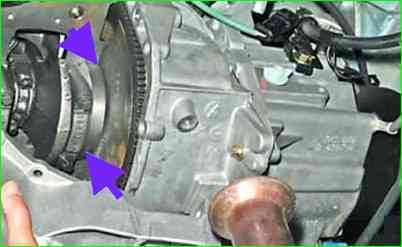 Cómo quitar el cárter y reemplazar la bomba de aceite del motor K7M