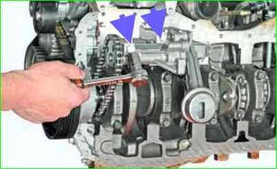 Cómo quitar el cárter y reemplazar la bomba de aceite del motor K7M