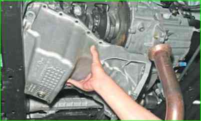 Cómo quitar el cárter y reemplazar la bomba de aceite del motor K7M