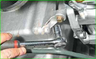 Cómo quitar el cárter y reemplazar la bomba de aceite del motor K7M