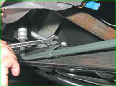 Cómo quitar el cárter y reemplazar la bomba de aceite del motor K7M