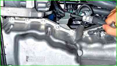 Cómo quitar el cárter y reemplazar la bomba de aceite del motor K7M