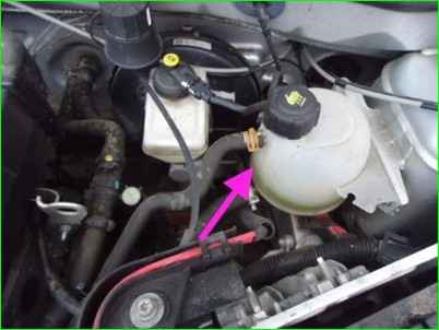 Как заменить охлаждающую жидкость двигателя Лада Ларгус