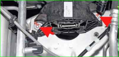 Замена правой опоры подвески двигателя К4М