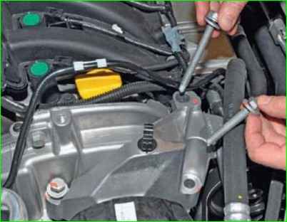 Замена правой опоры подвески двигателя К4М