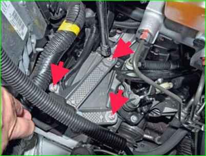 Снятие и установка левой опоры двигателя