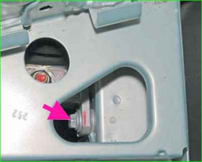 Снятие и установка левой опоры двигателя