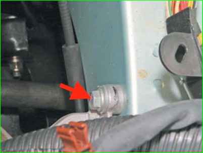 Снятие и установка левой опоры двигателя