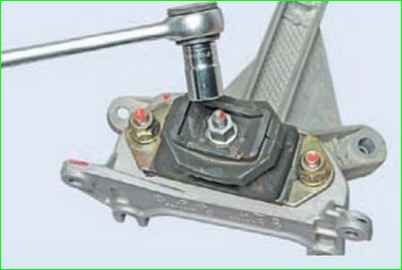 Снятие и установка левой опоры двигателя