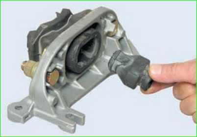 Снятие и установка левой опоры двигателя