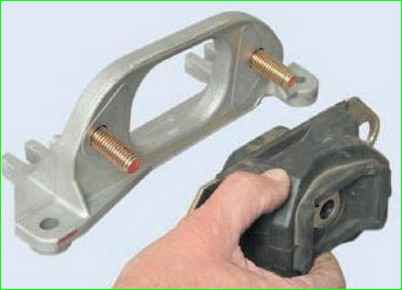 Снятие и установка левой опоры двигателя