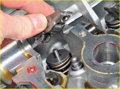 Cómo reemplazar los compensadores de válvulas hidráulicas para el motor K4M