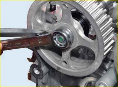 Wie zum Ersetzen der hydraulischen Ventilkompensatoren des K4M-Motors 