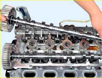 Cómo reemplazar los compensadores de válvulas hidráulicas para el motor K4M