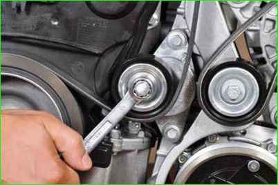 Как заменить ремень генератора автомобиля Лада Ларгус двигатель K4M