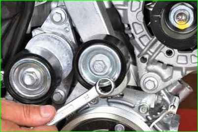 Как заменить ремень генератора автомобиля Лада Ларгус двигатель K4M